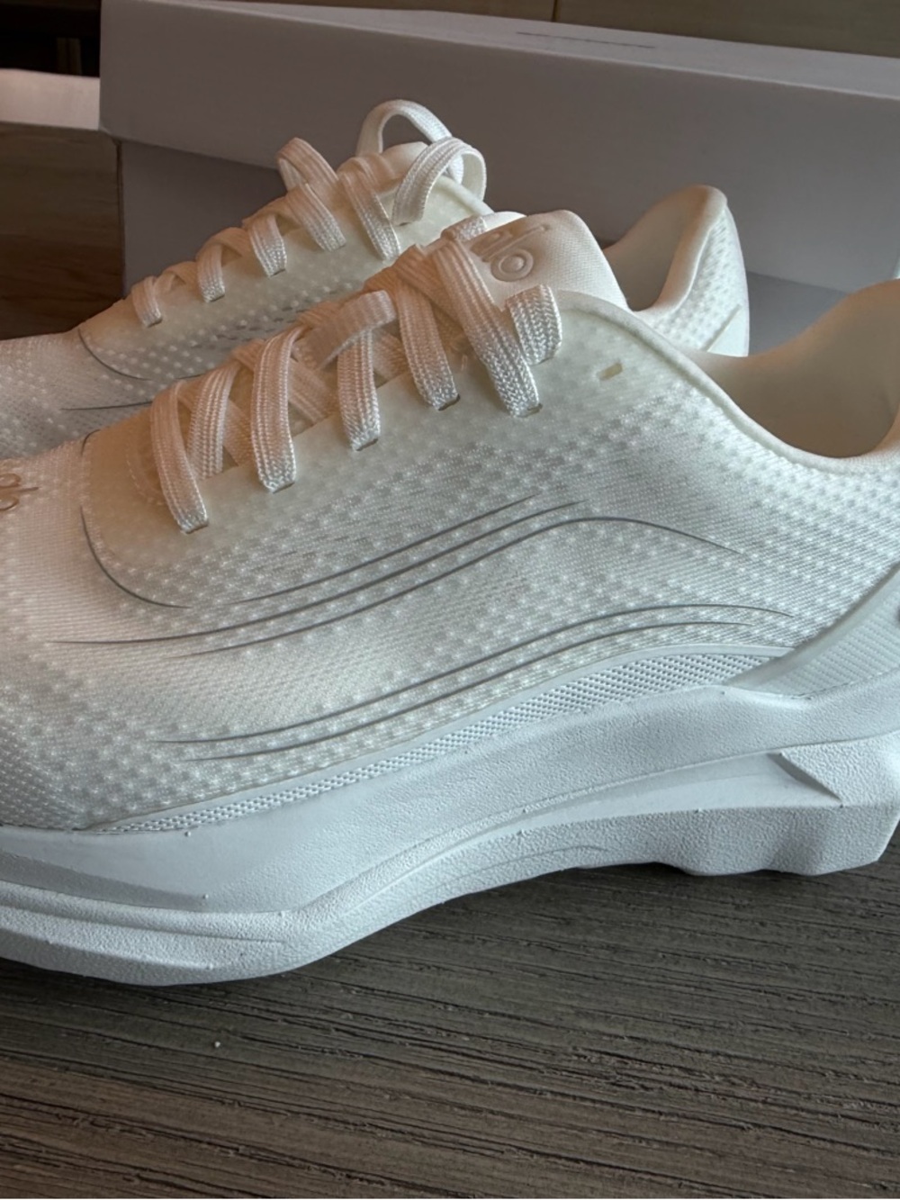 ALO Yoga White Alo Runner Shoe Box - Picture 4 of 5